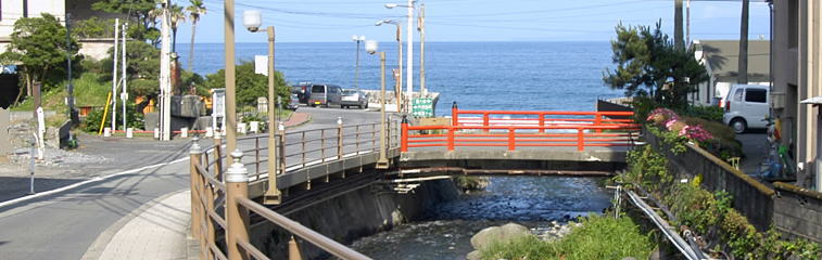 熱川温泉街の中心部を流れる濁川の河口付近