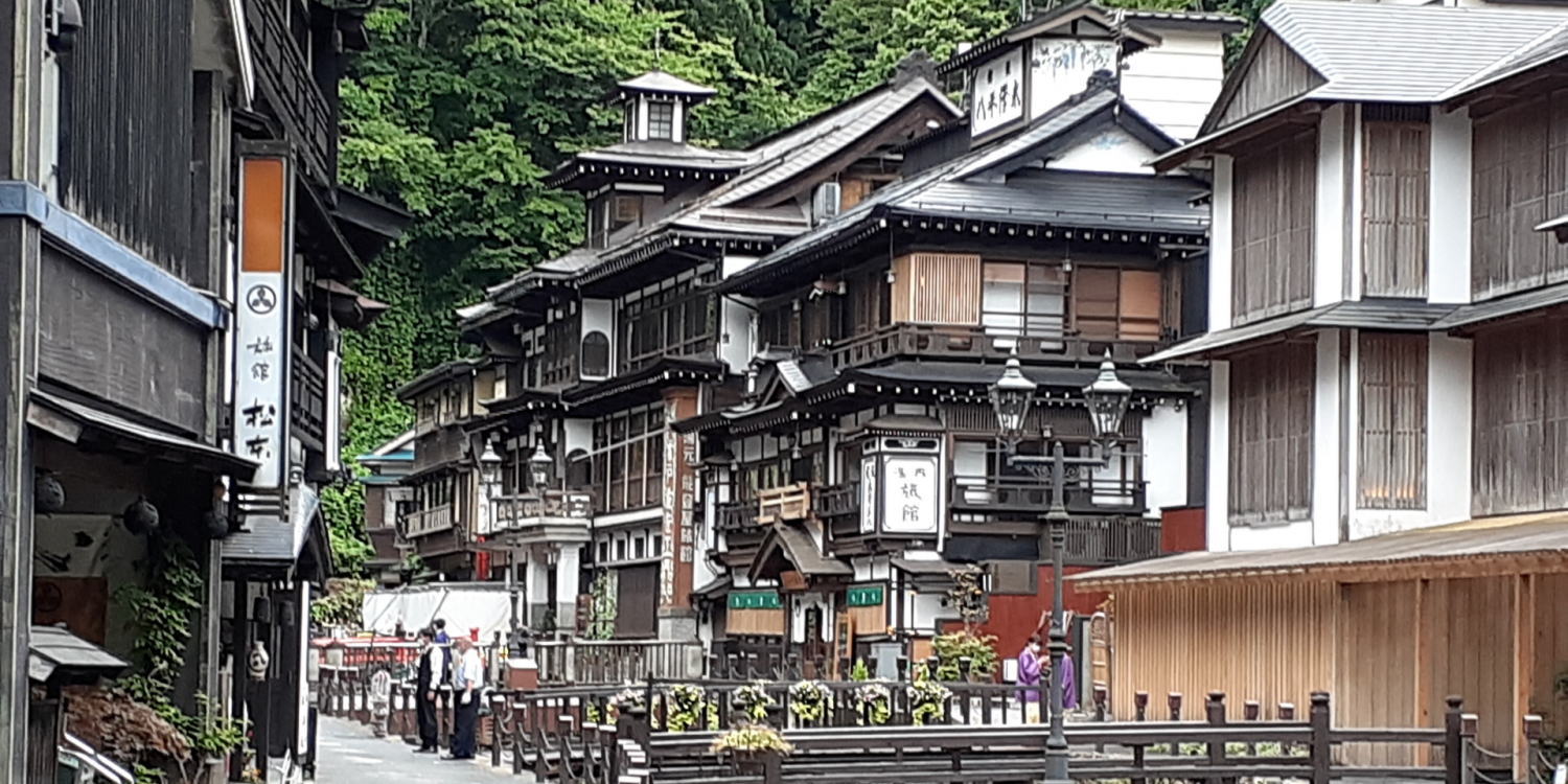 夏の銀山温泉街